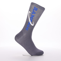 Chaussettes personnalisées bicolores grises, avec accent blanc incurvé et motif graphique bleu vertical, logo et couleurs personnalisés