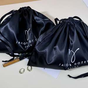 Sacs à cordon en satin de polyester de luxe doux avec logo personnalisé imprimé en sérigraphie pour le rangement des perruques et l'emballage cadeau - Product Image 6