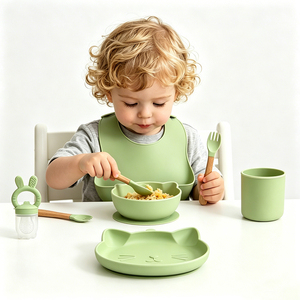 Juego de vajilla de silicona sin BPA para bebés, de grado alimenticio, con ventosas, alimentador de frutas, taza y babero. - Product Image 3