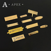 APEX Fábrica Personalizada Marca Grabado En Relieve Oro Metal Logo Nombre Placa Etiqueta Sombrero Zapatos Bolsa Ropa Aleación de Zinc Logo Etiqueta