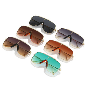 แว่นกันแดดทรงใหญ่แฟชั่นปี 2022 ทรงเหลี่ยม รุ่น James Bond สำหรับผู้หญิง - Product Image 2