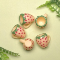 100 figurines de tasses à fraises miniatures pour maison de poupée, ornements de tasses à fruits pour jardin féerique, décoration de fête à domicile, fournisseur