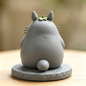 Cadeau de la Forêt : <span class=keywords><strong>Totoro</strong></span> Tenant un Acorn. Cette sculpture est sculptée et moulée par Bozhiyi. - Product Image 2