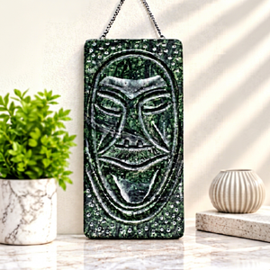 Masque tribal en marbre vert CCI à suspendre au mur, sculpture de visage en pierre sculptée de 9 pouces, finition élégante pour la décoration intérieure de la maison, du bureau ou de l'hôtel - Product Image 1