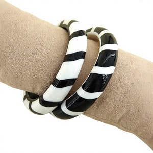 Brazalete Acrílico Clásico de Rayas Blancas y Negras de la Mejor Calidad, Diseño Unisex, Joyería de Moda para Fiestas y Aniversarios para Mujer - Product Image 1
