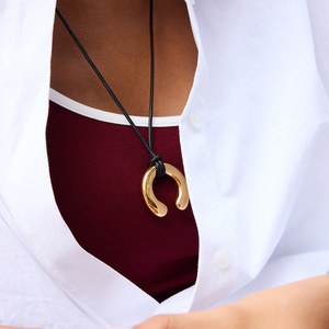 Collier pendentif fer à cheval minimaliste en acier inoxydable avec cordon ciré noir, design géométrique, bijoux de mode - Product Image 2