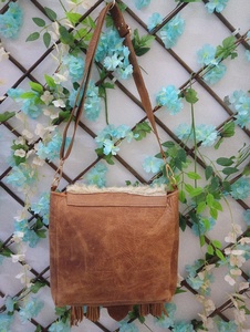 Bolso Tote de Hombro de Cuero Genuino Marrón Hecho a Mano para Mujer con Forro de Algodón Premium, Cierre de Cremallera Seguro y Adorno de Plumas - Product Image 3