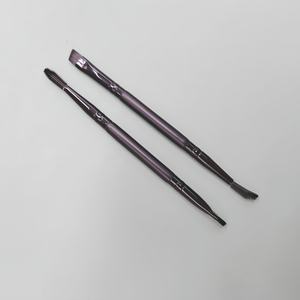 Pinceaux de maquillage pour sourcils en poils synthétiques doux à double extrémité Professional Custom LOGO Angled Silicone Mascara Wand Eyebrow Brush - Product Image 2