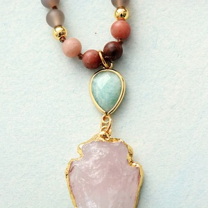 Collier pendentif flèche en quartz rose, chaîne perlée en pierre naturelle, bijoux à porter au quotidien, design géométrique, origine Yiwu - Product Image 3