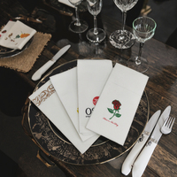 Logo personnalisé direct d'usine Serviettes Airlaid Pâte de bois vierge Serviettes colorées 1 pli Styles de sac pour dîner Cocktail