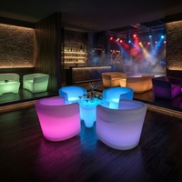 LED Leuchtender Einzelsessel RGB PE Kunststoff Armlehnstuhl Wiederaufladbar IP65 Wasserdicht LED-Möbel für Bar Hotel Terrasse Party