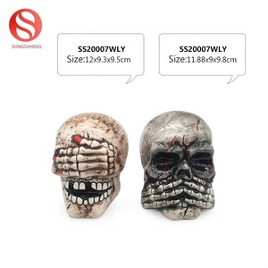 Ornement d'Halloween personnalisé, modèle de crâne en céramique avec les mains sur les yeux et la bouche - Product Image 2