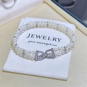 Pulsera de Perlas de Agua Dulce de Doble Hilera de Titanio de Alta Calidad y Gran Venta, con Botones Dobles en D de Luz Intensa - Product Image 1