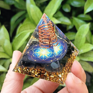 Pyramide en résine époxy avec galets de cristal, ornement de bureau, décoration d'aquarium, cadeau - Product Image 2