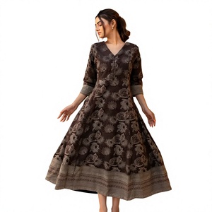 Robe mi-longue bohème Dharati à imprimé artisanal, en pur coton, motif floral marron et gris, pour femme - Product Image 1