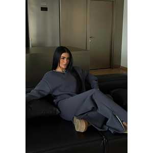 Ensemble de survêtement décontracté gris fumé confortable à col en V, respirant, avec capuche, pour l'automne et l'hiver, idéal pour le jogging, avec logo imprimé - Product Image 4