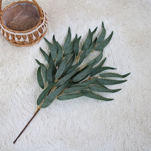 Feuilles d'eucalyptus artificielles à trois branches, fleurs en soie, style classique pour mariage, décoration extérieure et intérieure, plante verte douce - Product Image 3