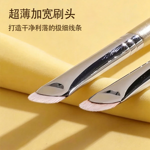 Pinceau eyeliner en forme de croissant, petite taille, poils synthétiques, manche en bois pour une application précise du maquillage des yeux - Product Image 4