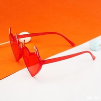 Vente chaude fête euraméricaine Halloween chauve-souris mal lunettes de soleil UV400 à la mode unisexe Punk lunettes blanc en forme de coeur parfait