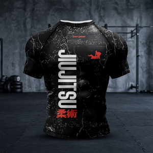 เสื้อรัดกล้ามเนื้อสำหรับผู้ชาย สีดำ พิมพ์ลายแบบ Sublimation สำหรับกีฬายิวยิตสู แขนสั้น ระบายอากาศได้ดี ทรงเข้ารูป ผลิตจากผ้าสแปนเด็กซ์และโพลีเอสเตอร์ ขายส่ง รับสั่งทำพร้อมพิมพ์โลโก้ - Product Image 2