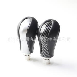 Pommeau de levier de vitesse Infiniti 34910-JK03A, texture en fibre de carbone mate, design ergonomique pour Nissan Patrol Q50 - Product Image 2