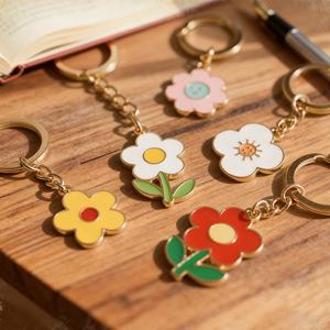 Porte-clés fantaisie de luxe en métal moulé sous pression, émail souple et dur, motif floral, pour sac ou pendentif - Vente en gros - Product Image 2