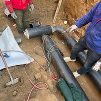 Tuyau en acier pré-isolé sur mesure OEM avec courbures et raccords pour la construction de pipelines