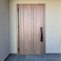 Porte en bois à simple battant moderne, construction en bois massif pour entrée de maison contemporaine