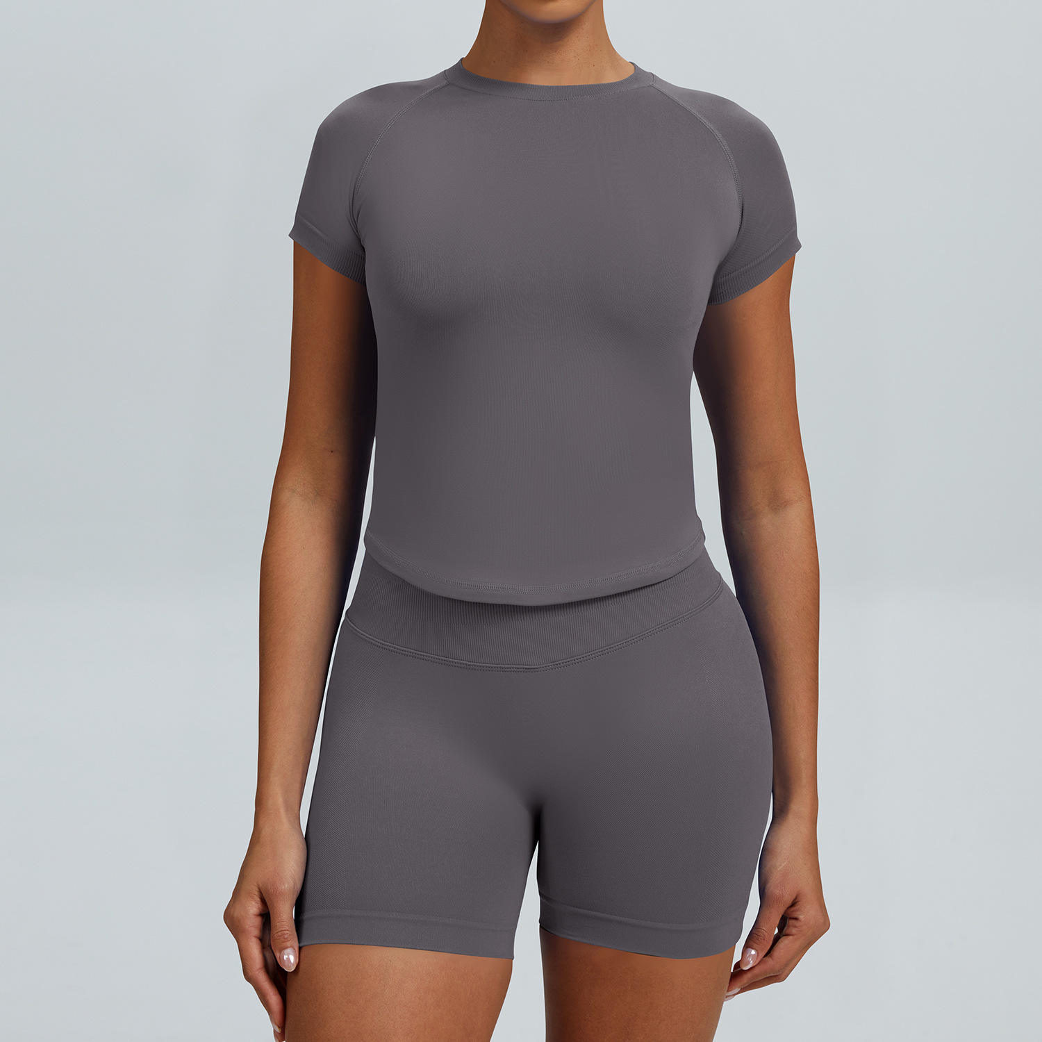 เสื้อเชิ้ตแขนสั้นสีเทาเห็ดและกางเกงขาสั้นสีเทาเห็ด