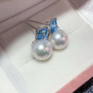 Aretes de Oro de 18K con Perlas de Agua Salada Akoya Brillantes e Incrustaciones de Peridoto Natural y Azul, Modernos y Elegantes para Uso Diario - Product Image 3