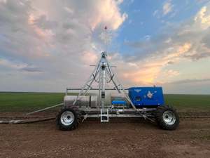 Irrigatore <span class=keywords><strong>a</strong></span> movimento laterale per l'<span class=keywords><strong>irrigazione</strong></span> lineare agricola con distribuzione ottimizzata dell'acqua <span class=keywords><strong>a</strong></span> <span class=keywords><strong>goccia</strong></span> per evitare danni alle foglie delle colture - Product Image 1