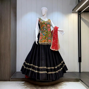 Conjunto Tradicional Indio de Lehenga Choli, Seda Negra con Bordado Verde, Blusa Verde, Dupatta Roja, Ropa de Boda, Estilo Holgado hasta el Suelo para Mujer - Product Image 1