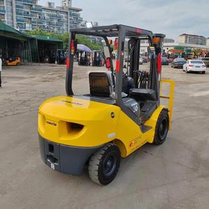 Chariot élévateur Komatsu d'occasion 3 tonnes, 4,5 mètres, 3 mât, déplacement latéral, chariot élévateur à moteur thermique d'origine japonaise - Product Image 6