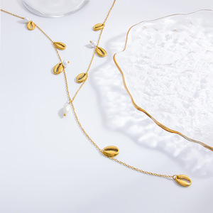 สร้อยคอจี้รูปเปลือกหอยเคลือบทองหลายชั้นประดับมุกสำหรับผู้หญิง แฟชั่นโซ่คล้องไหปลาร้า เครื่องประดับสวมใส่กับเสื้อสเวตเตอร์ - Product Image 3