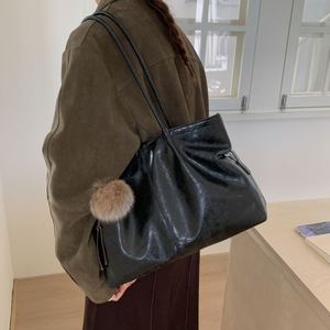 Sac fourre-tout minimaliste en cuir PU souple pour femme, grande capacité, sac à bandoulière décontracté, vente en gros - Product Image 4