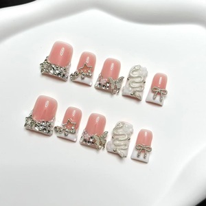 Uñas postizas de lujo hechas a mano con punta francesa, incrustaciones de diamantes de imitación de aleación, cobertura completa, venta al por mayor - Product Image 4