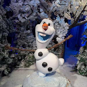 Adornos <span class=keywords><strong>de</strong></span> Resina para Exteriores, Escultura <span class=keywords><strong>de</strong></span> <span class=keywords><strong>Olaf</strong></span> <span class=keywords><strong>de</strong></span> Fibra <span class=keywords><strong>de</strong></span> Vidrio Personalizada con un Pequeño <span class=keywords><strong>Muñeco</strong></span> <span class=keywords><strong>de</strong></span> <span class=keywords><strong>Nieve</strong></span> en Venta - Product Image 2