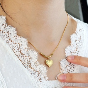 Collar con Logotipo Personalizado del Fabricante, Collar de Acero Inoxidable Resistente al Agua y al Deslustre, Chapado en Oro de 18k con Forma de Corazón para Mujer - Product Image 2