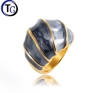 แหวนแฟชั่นดีไซน์ย้อนยุค <span class=keywords><strong>TG</strong></span> เคลือบสีขาวเคลือบทอง18K แหวนสแตนเลสสีดำ - Product Image 1
