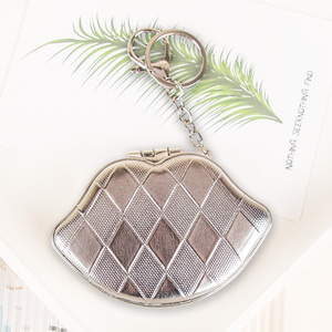 Miroir compact en cuir PU matelassé argenté effet diamant, en forme de lèvres, avec cadre chromé, pliable, double face, verre HD, porte-clés de poche - Product Image 1