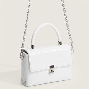 กระเป๋าถือลายจระเข้สีขาวพร้อมตัวล็อคโลหะหรูหราและประณีต - Product Image 1