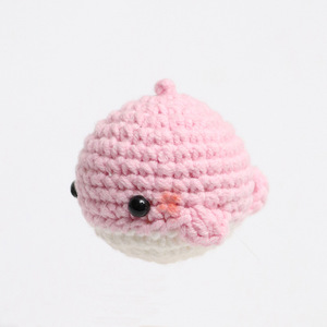 Colgante de delfín hecho a mano en ganchillo, rosa y azul, llavero tejido, adorno para bolso, adorno de hilo, producto terminado. - Product Image 1