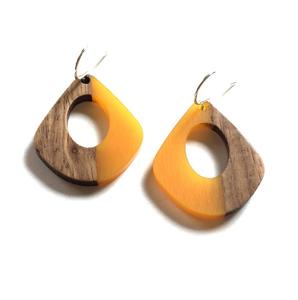 Pendientes Artesanales de Resina y Madera, Estilo Boho Chic, Joyería Ligera, Regalo Perfecto para Mujeres, Adolescentes y Chicas que Aman lo Único - Product Image 4