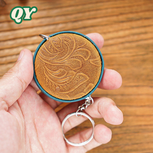 QY Cinta Métrica Retráctil De 59 Pulgadas Con Llavero De Cuero Mini Regla Para Costura Sastrería Y Diseño De Moda - Product Image 1