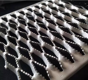 Panneau de caillebotis de sécurité robuste à 3 diamants/panneau de caillebotis en <span class=keywords><strong>acier</strong></span> métallique de sécurité pour escalier/<span class=keywords><strong>plaque</strong></span> antidérapante et panneau de caillebotis de sécurité en <span class=keywords><strong>acier</strong></span> - Product Image 2