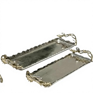 Bandeja Decorativa Rectangular Plateada de la Colección Olive, Diseño de Ramas, Asa de Metal, Artesanía Moderna - Product Image 1