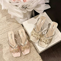 Chaussures pour femmes Xianqi à talon épais, bout carré, ajourées, avec bride fine, ornées de perles, d'éléments en strass et de fleurs, style décontracté et polyvalent