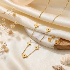 Nouveau design : Ensemble collier ras-du-cou et boucles d'oreilles à cinq trèfles, en acier inoxydable plaqué or 18 carats, inaltérable, bijoux pour femmes pour rendez-vous galants - Product Image 3