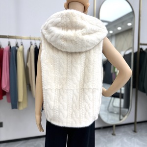 Gilet de luxe en fausse fourrure Cardigan Style fermeture éclair torsion gaufrage veste <span class=keywords><strong>sans</strong></span> manches vêtements d'extérieur décontractés bouton décoration imprimé revêtement - Product Image 6