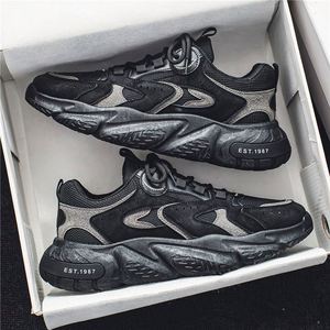 รองเท้าผ้าใบผู้ชายรุ่นใหม่สุดฮิตประจำปี 2026 สำหรับฤดูใบไม้ผลิ ระบายอากาศได้ดี ใส่ได้หลายโอกาส เหมาะสำหรับวิ่งและใส่ลำลอง มีไซส์ 35-45 สีดำ เทา กากี - Product Image 4